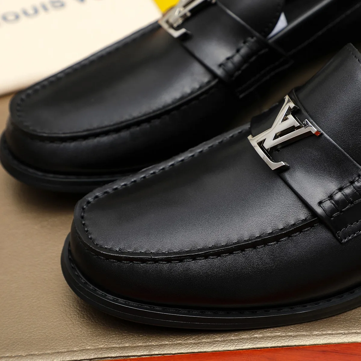 Men's shoes 460 💰 Louis Vuitton LV ® 🆕 model 🔛 full shoe counter, first layer cowhide, 🐂leather lining casual shoes for men, super soft outsole, a must-have for driving. Synchronized with the counter, original first layer cowhide, completely 1:1 mold customization 🌹 top version, color optional! Number: 38-44 (45.46 customized)